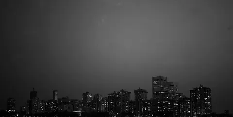 خلفية أفق المدينة ليلاً بدقة 4K · city · 3840×1942