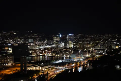 Skyline bei Nacht 4K Hintergrundbild · city · 3840×2560