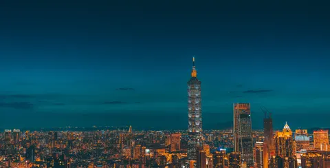 Fondo de pantalla Horizonte urbano nocturno 4K · city · 3840×1951