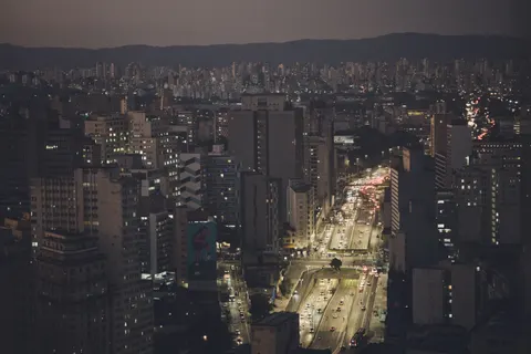 خلفية أفق المدينة ليلاً بدقة 4K · city · 3840×2560