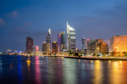 خلفية أفق المدينة ليلاً بدقة 4K · city · 3840×2563