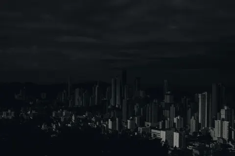 Papel de parede Horizonte urbano à noite 4K · city · 3840×2560
