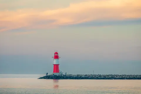 Deniz Feneri Sahili 4K Duvar Kağıdı · ocean · 3840×2560