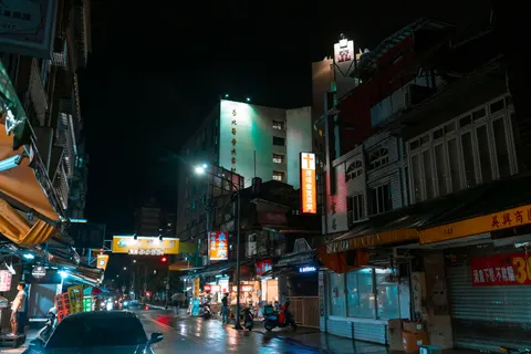 Neon City Street 4K Wallpaper · city · 3840×2561