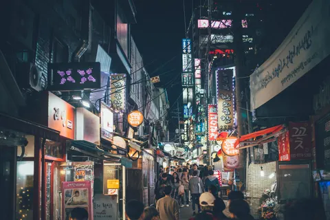 霓虹城市街道 4K壁纸 · city · 3840×2563