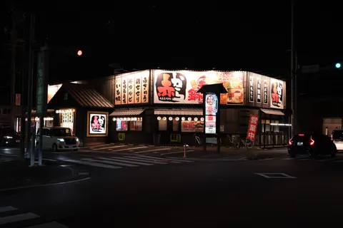 Neon-Stadtstraße 4K Hintergrundbild · city · 3840×2560