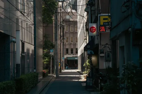 Fondo de pantalla Calle de ciudad neón 4K · city · 3840×2560