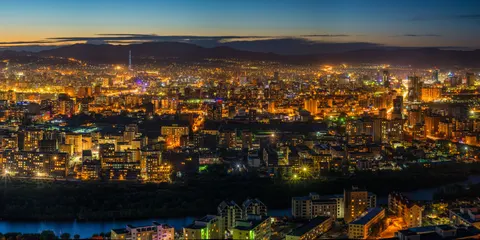 خلفية المدينة من الجو بدقة 4K · city · 3840×1920
