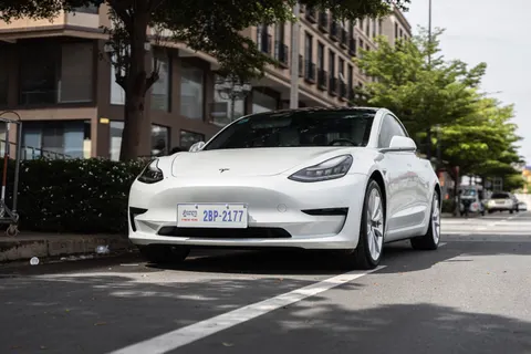 Fondo de pantalla Auto Eléctrico 4K · cars · 3840×2560