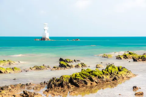 灯台のある海岸 4K壁紙 · ocean · 3840×2563