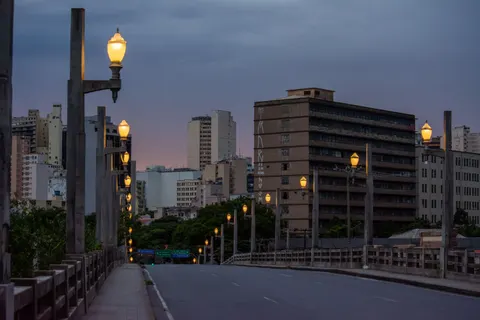 Fondo de pantalla Puente de ciudad 4K · city · 3840×2560