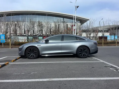 Fondo de pantalla Auto Eléctrico 4K · cars · 3840×2880