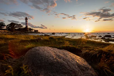 Deniz Feneri Sahili 4K Duvar Kağıdı · ocean · 3840×2560