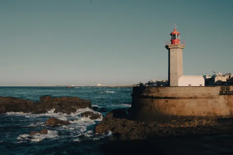 Deniz Feneri Sahili 4K Duvar Kağıdı · ocean · 3840×2560