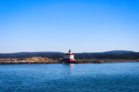 Deniz Feneri Sahili 4K Duvar Kağıdı · ocean · 3840×2560