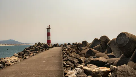 Deniz Feneri Sahili 4K Duvar Kağıdı · ocean · 3840×2160