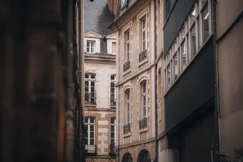 خلفية شارع البلدة القديمة بدقة 4K · architecture · 3840×2560