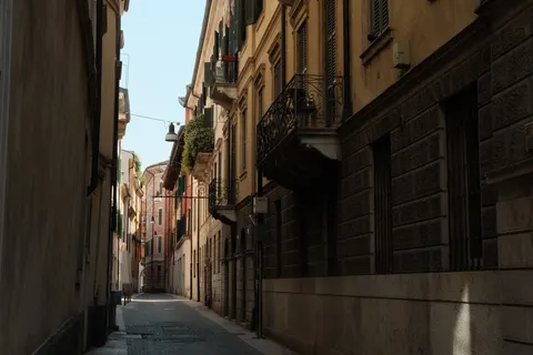 Papel de parede Rua da cidade velha 4K · architecture · 3840×2560