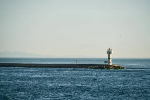 灯台のある海岸 4K壁紙 · ocean · 3840×2561