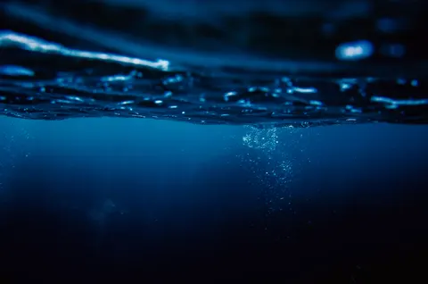 Обои Глубокий синий 4K · underwater · 3840×2543