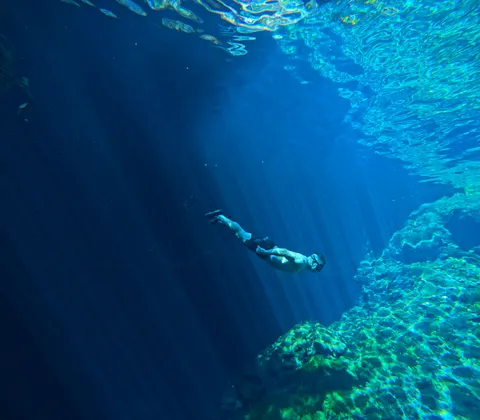 गहरा नीला 4K वॉलपेपर · underwater · 3840×3360