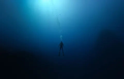 गहरा नीला 4K वॉलपेपर · underwater · 3840×2459