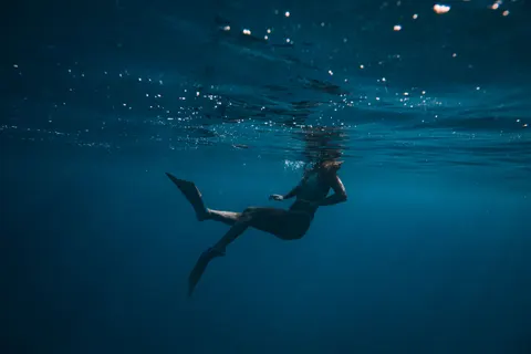 गहरा नीला 4K वॉलपेपर · underwater · 3840×2560