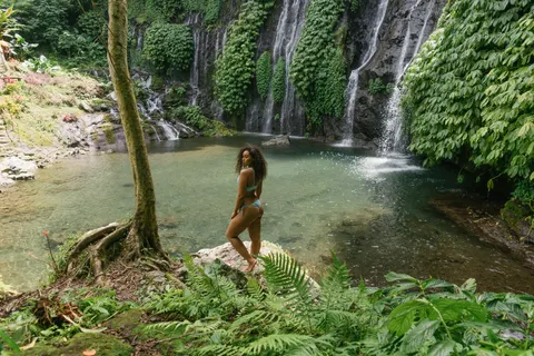 जंगल का झरना 4K वॉलपेपर · waterfall · 3840×2562
