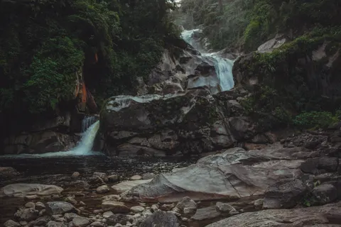 Jungle Waterfall 4K Wallpaper · waterfall · 3840×2560