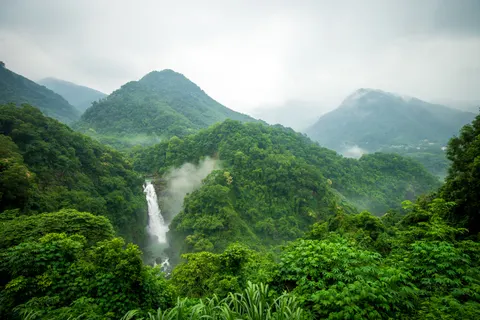 Jungle Waterfall 4K Wallpaper · waterfall · 3840×2560