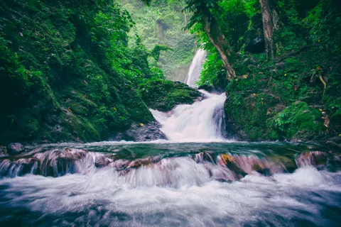 Jungle Waterfall 4K Wallpaper · waterfall · 3840×2560