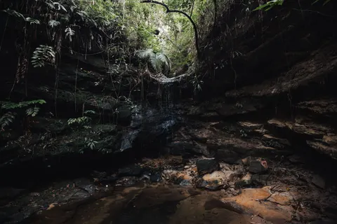 Fond d'écran Cascade en pleine jungle 4K · waterfall · 3840×2560