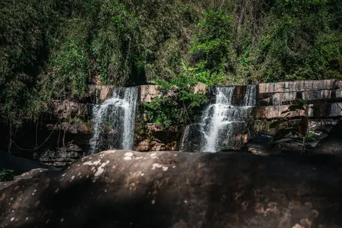정글 폭포 4K 배경화면 · waterfall · 3840×2560