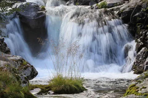 Fond d'écran Cascade 4K · nature · 3840×2560