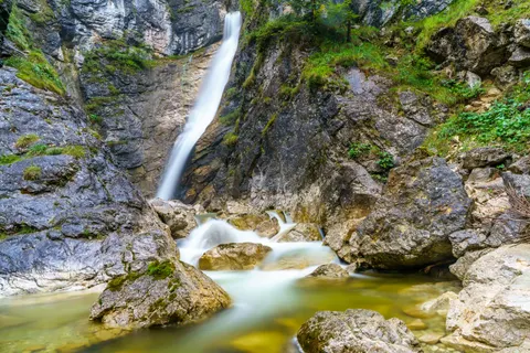Fond d'écran Cascade 4K · nature · 3840×2560