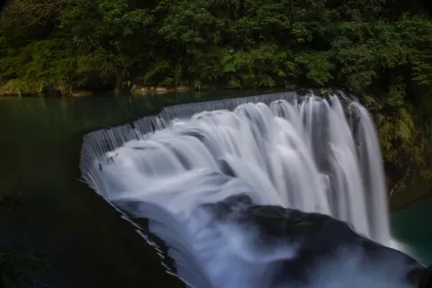 Fond d'écran Cascade 4K · nature · 3840×2560