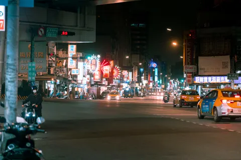 Tapeta Neonowe Miasto 4K · neon · 3840×2561
