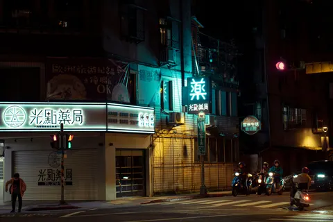 خلفية مدينة النيون بدقة 4K · neon · 3840×2561