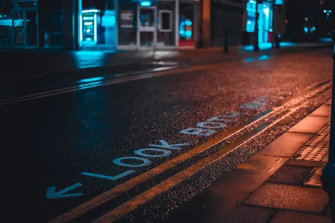 خلفية مدينة النيون بدقة 4K · neon · 3840×2560