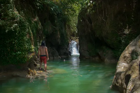 उष्णकटिबंधीय झरना 4K वॉलपेपर · tropical · 3840×2560