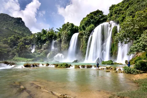 Tropical Falls 4K Wallpaper · tropical · 3840×2560
