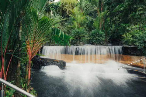 열대 폭포 4K 배경화면 · tropical · 3840×2560