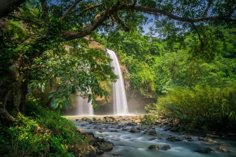 उष्णकटिबंधीय झरना 4K वॉलपेपर · tropical · 3840×2560