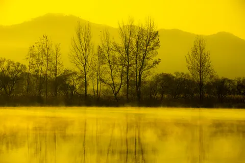 धुंध भरी पहाड़ी झील 4K वॉलपेपर · nature · 3840×2560