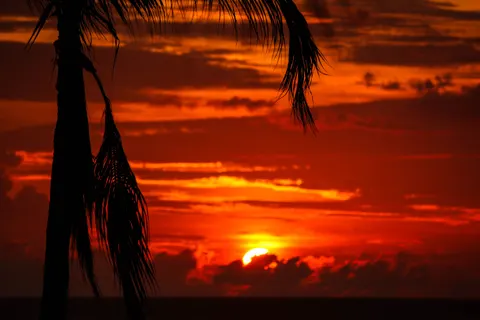 Tapeta Tropikalny Zachód Słońca 4K · tropical · 3840×2560