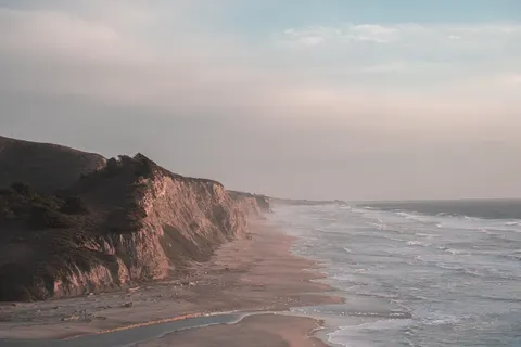 Hình nền Vách Đá Bên Đại Dương 4K · ocean · 3840×2560