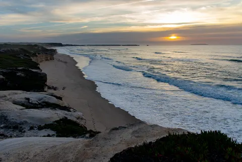 Hình nền Vách Đá Bên Đại Dương 4K · ocean · 3840×2563