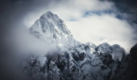 Обои Заснеженная вершина 4K · mountains · 3840×2261