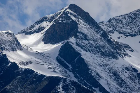 Verschneiter Berggipfel 4K Hintergrundbild · mountains · 3840×2561