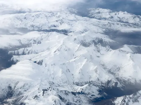 Snowy Mountain Peak 4K Wallpaper · mountains · 3840×2880